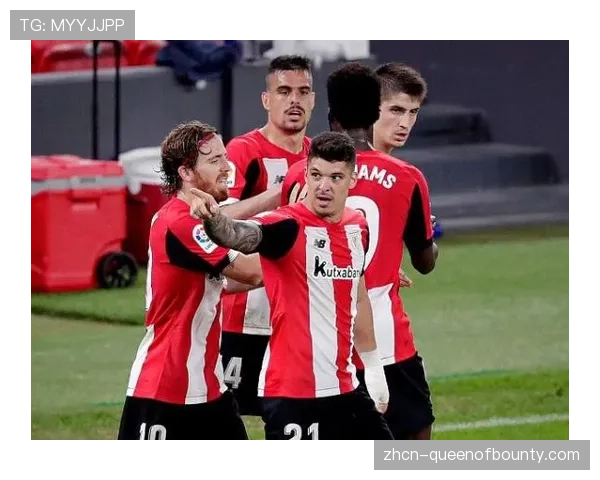 特写：终场哨响，布伦特福德主帅弗兰克与弟子逐一拥抱