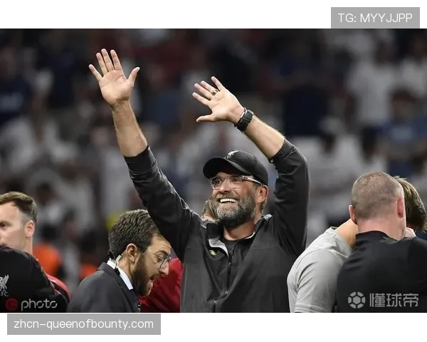 感人一幕：看台上的克洛普现身安联球场，为老东家多特蒙德助威