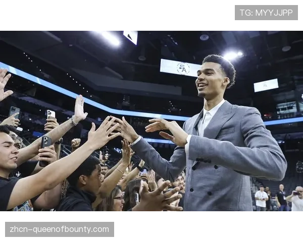特写：维克托·文班亚马在巴黎接待来自故乡的青少年篮球训练营学员